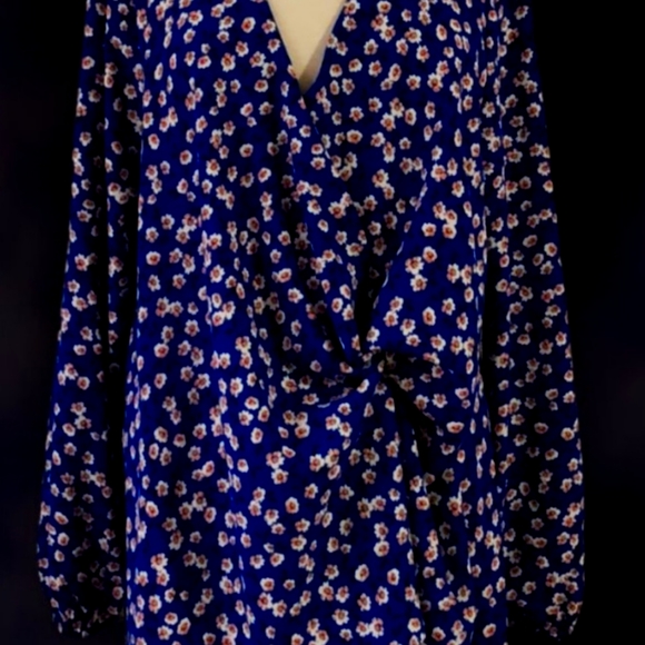 Beautiful Floral Blouse - Plus Size - Picture 7 of 11